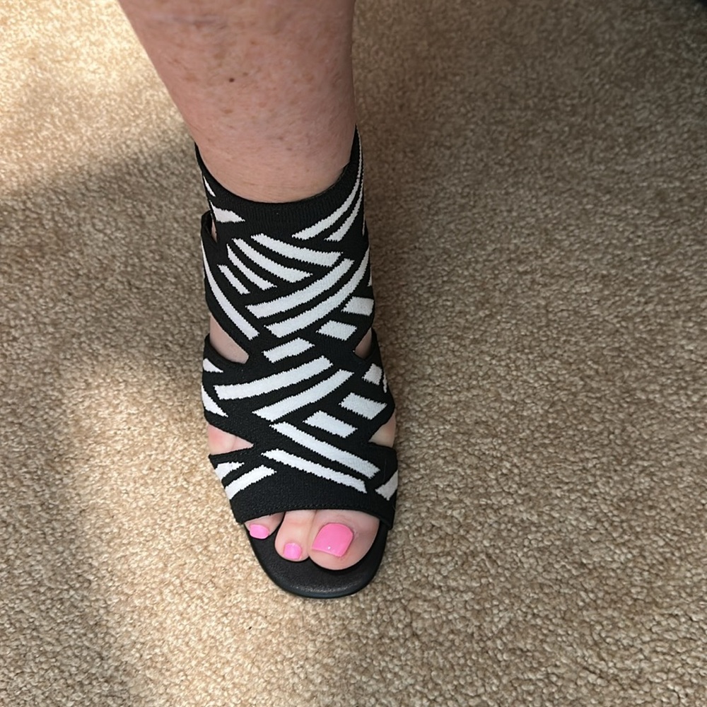 Impo Black and White Zebra Print Sandals size 7 with chunky heel - Picture 4 of 7